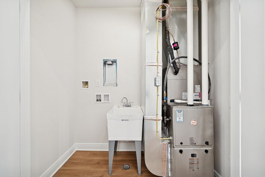 Building Photo - 2215 Lebanon Dr