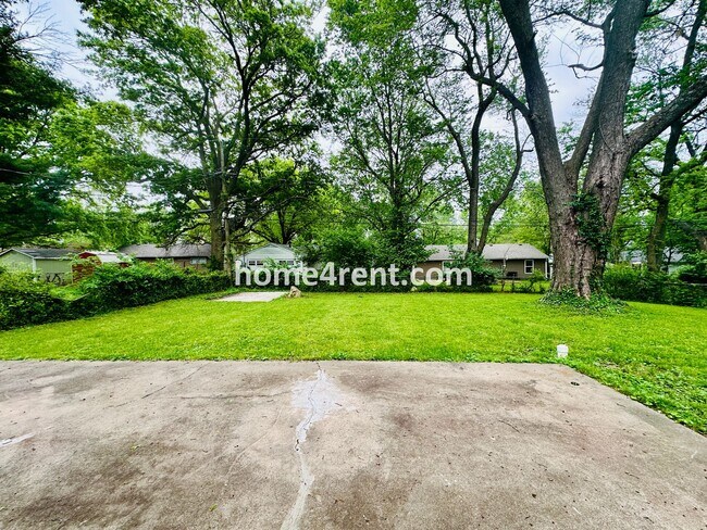 Building Photo - Lovely Three Bedroom Home in KCMO and an Updated Kitchen  w/ Granite and SS Appliances, including...