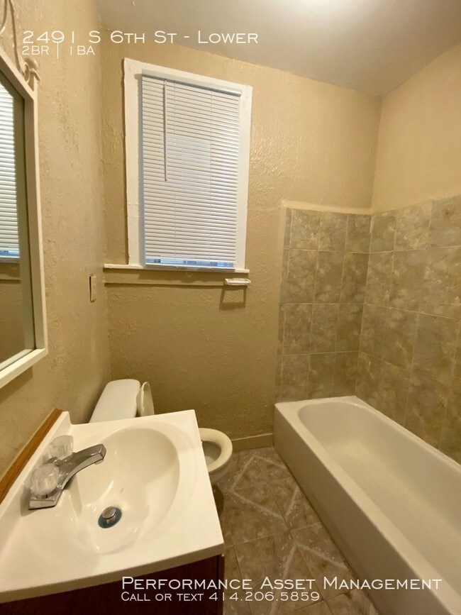 Building Photo - Beautiful South Side 2BD Lower