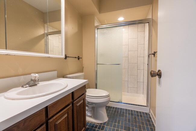 Bathroom 1, connect to bedroom 1 - 3052 Lindenwood Dr