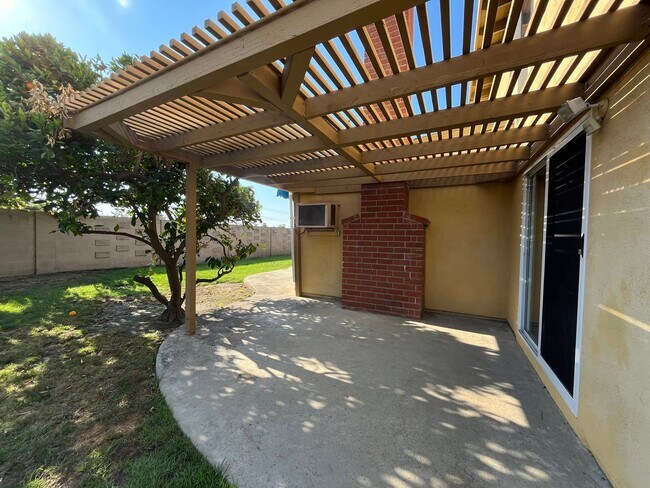 Building Photo - Lovely Home with 3 bedrooms, 2 bath plus o...