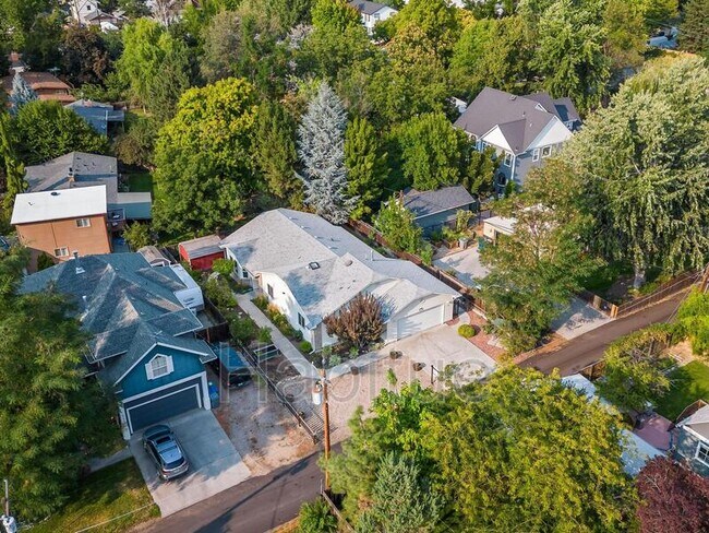 Building Photo - 2160 Dora Ln