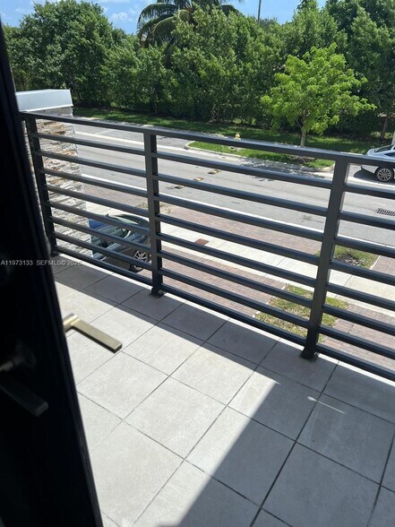 Building Photo - 20564 NE 5th Pl