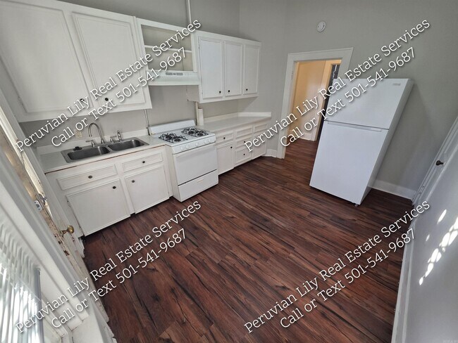 Building Photo - 305 E 7th St