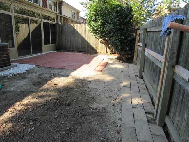 Building Photo - 800 St Denis Ct