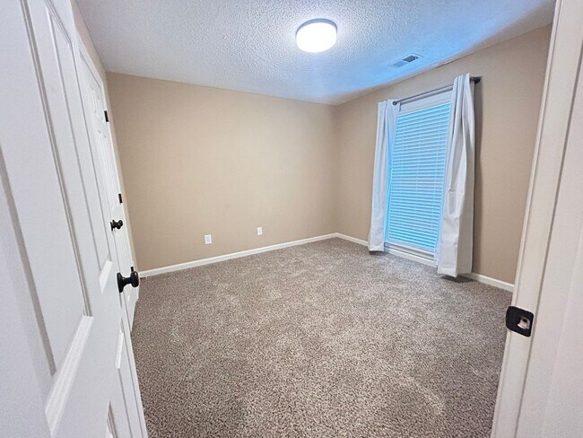 Building Photo - 4 BEDROOM/2 BATH HOME + Bonus Room in Rive...