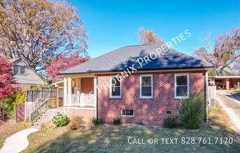 Building Photo - 8 Enka Oak St