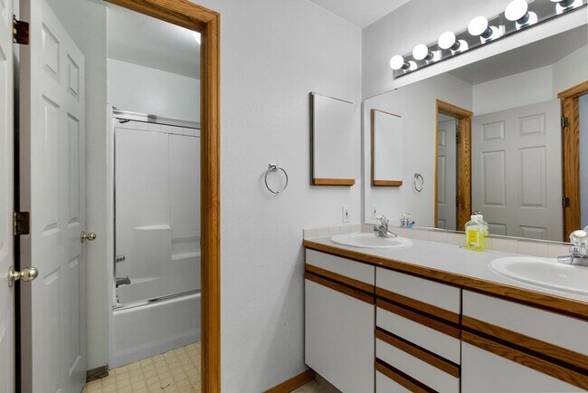 Building Photo - 4 Bedroom Townhome near campus