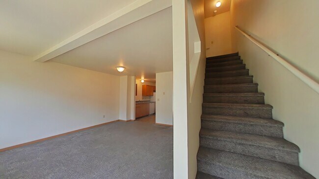 Building Photo - Gorgeous 2 Bedroom 1 Bathroom Townhouse St...