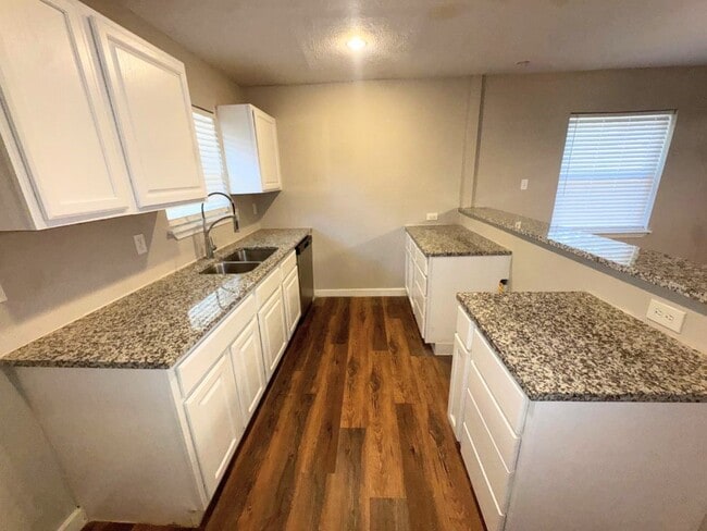 Building Photo - 723 Cherry Valley Dr