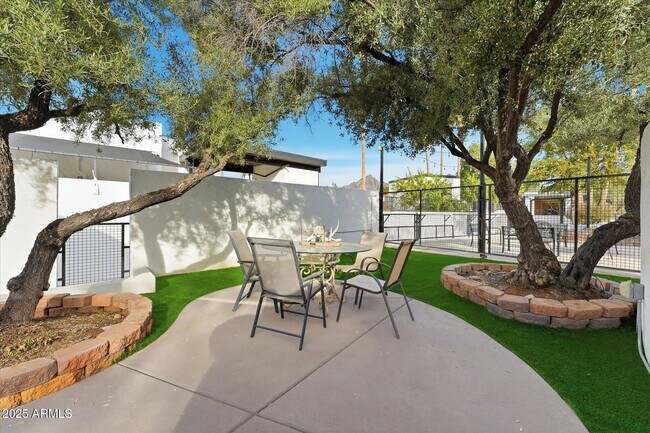 Building Photo - 3112 E Palo Verde Dr