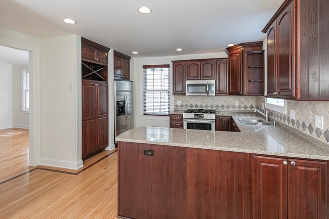 Building Photo - 35 Maple St