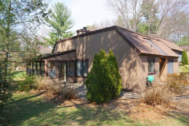Primary Photo - 5 Canterbury Ln