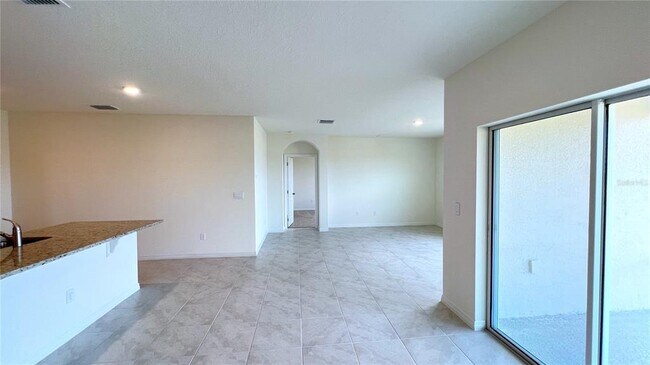 Building Photo - 487 Lily Ln