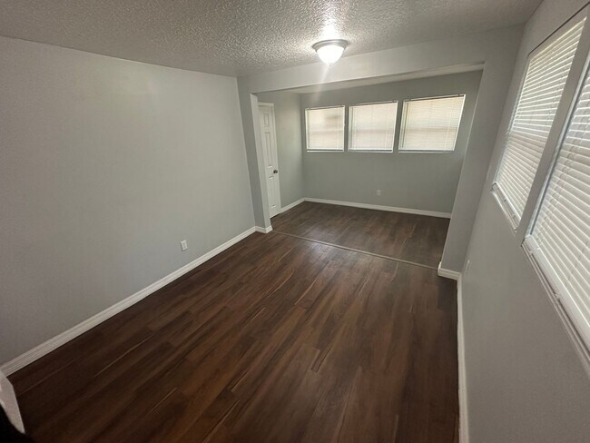 Building Photo - **Move in Ready** 3/2 Single Family home