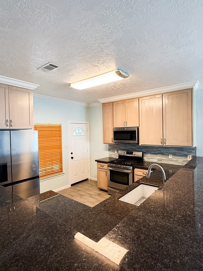 Building Photo - 3348 Reeves St