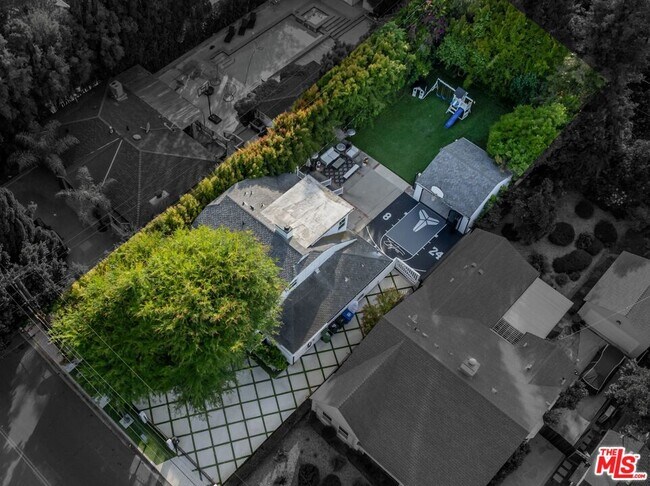 Building Photo - 4051 Beverly Glen Blvd