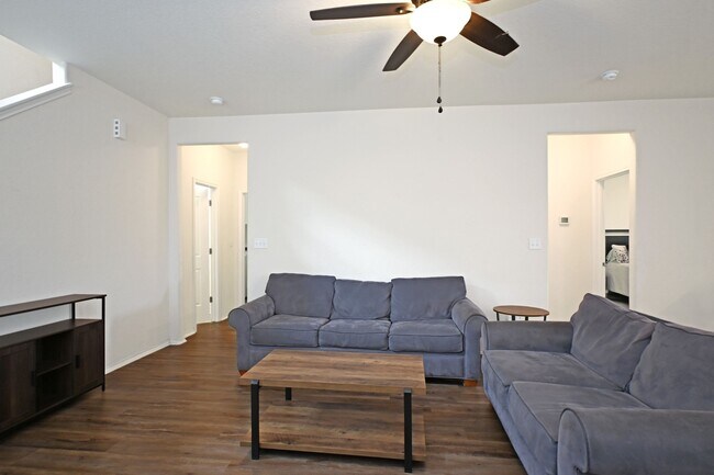 Building Photo - 138 Buttercup Bnd