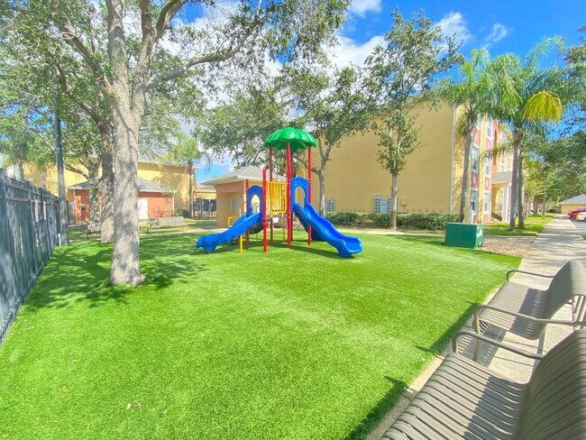 Building Photo - 1 Bedroom / 1 Bath Condo in Gated Community.