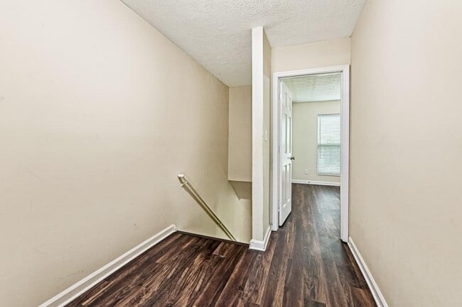 Building Photo - 105 N River Dr