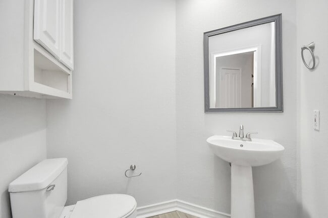 Building Photo - 60 Lakeridge Ct