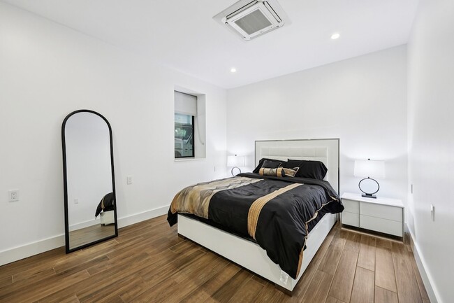 Building Photo - 8635 San Leandro Dr