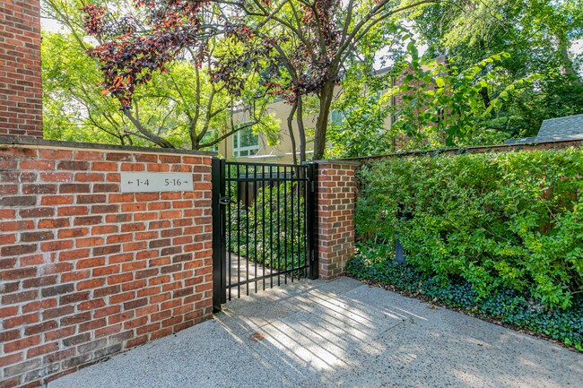 Building Photo - 36 Moore St