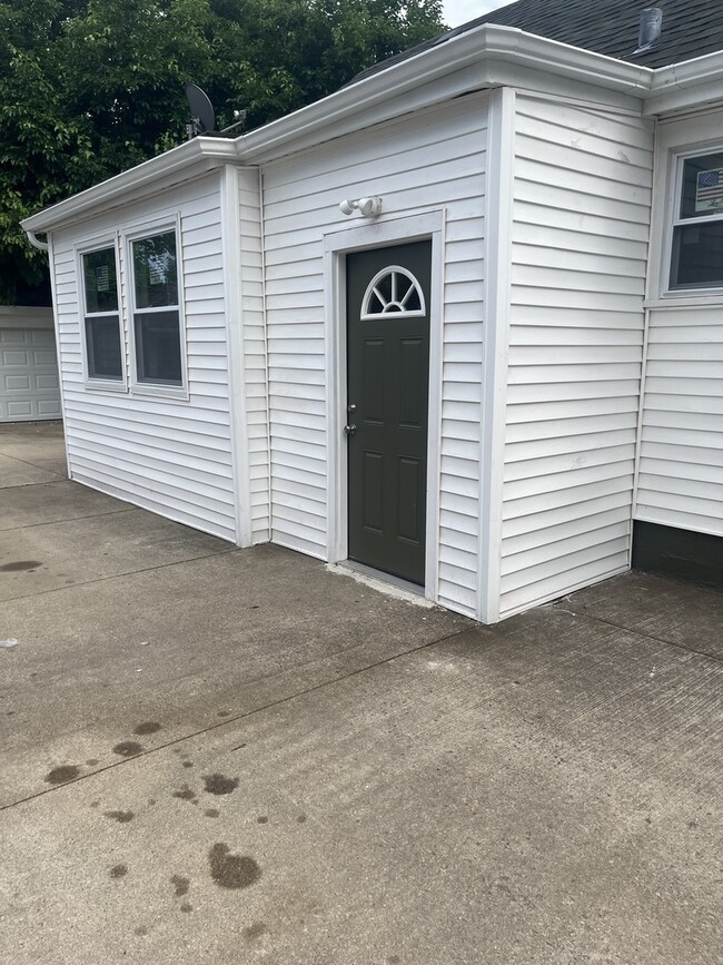 Building Photo - 13709 S School St