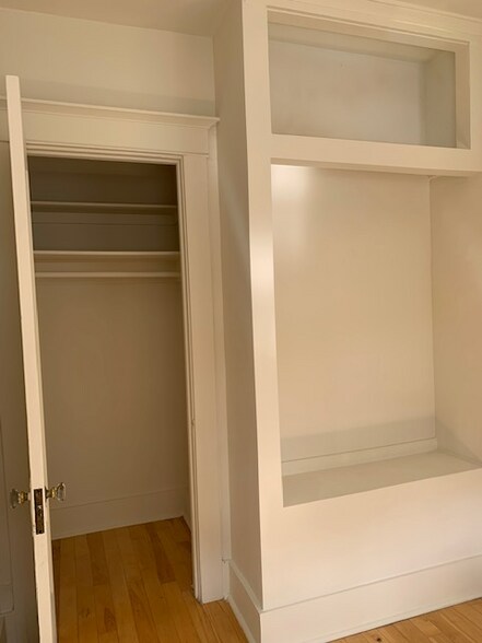 Building Photo - 836 S Park View St