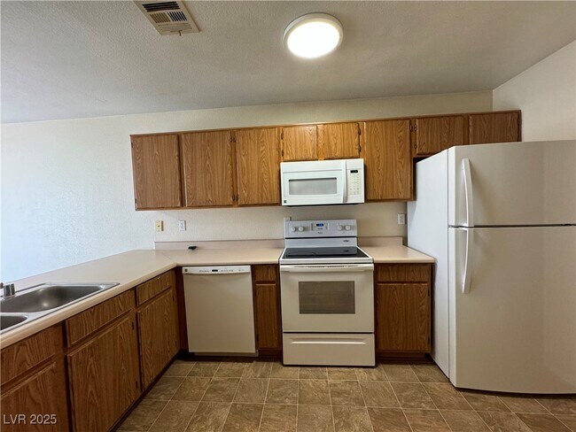 Building Photo - 1800 E Ambush St