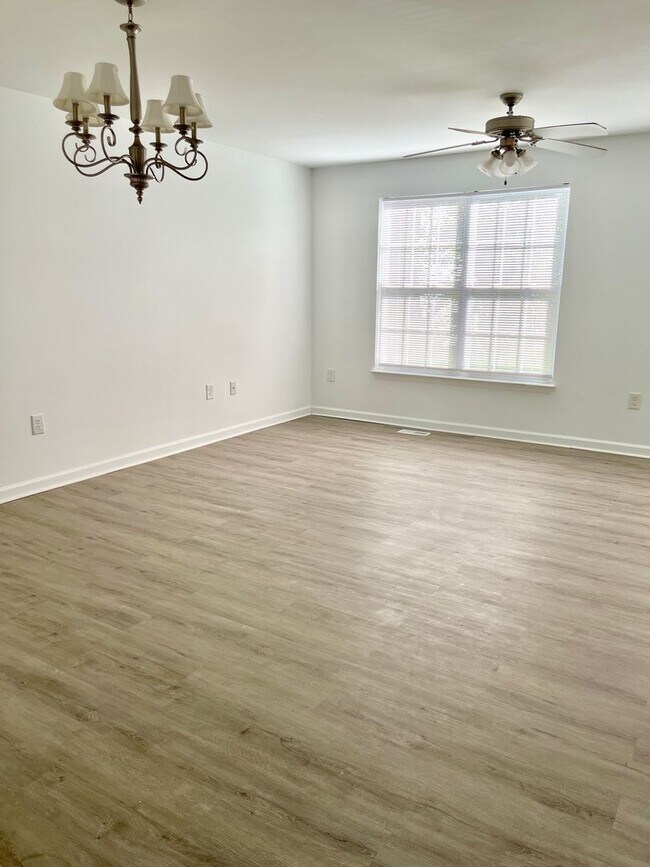 Building Photo - Gorgeous Spotsylvania Townhouse