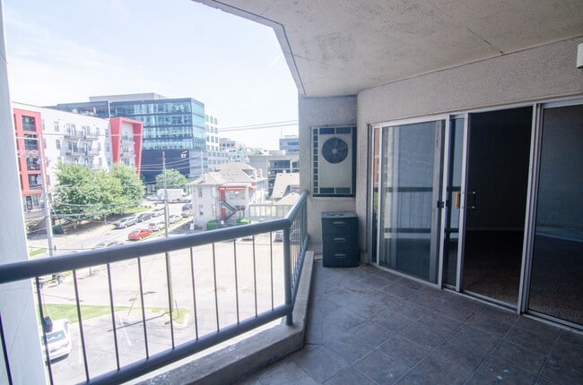 Building Photo - Centrally Located Mid-Town High-rise