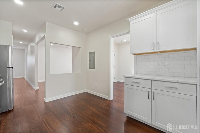 Building Photo - 824 George St