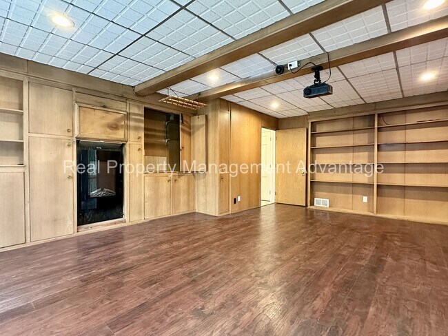 Building Photo - Charming Colonial-Style Home in the Desira...