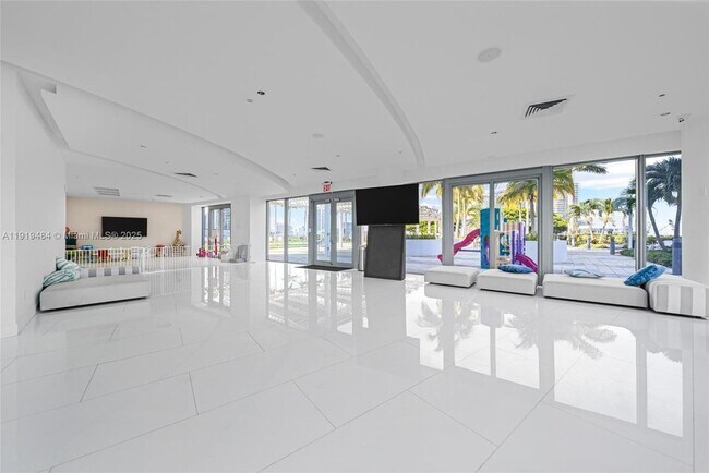 Building Photo - 601 NE 36th St