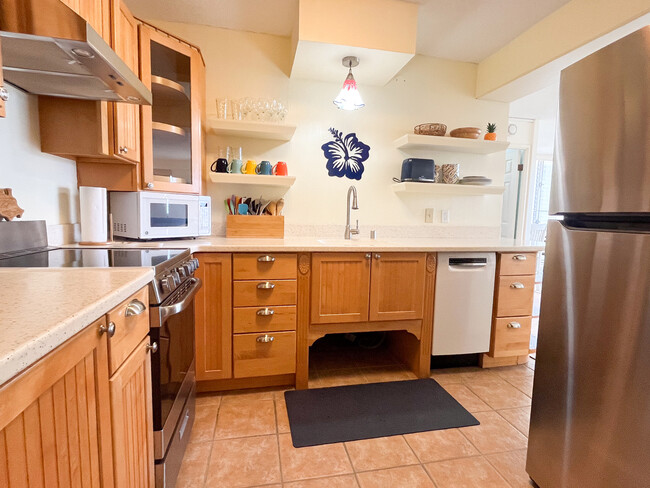 Kitchen with refrigerator, stove and dishwasher - 2575 Kuhio Ave