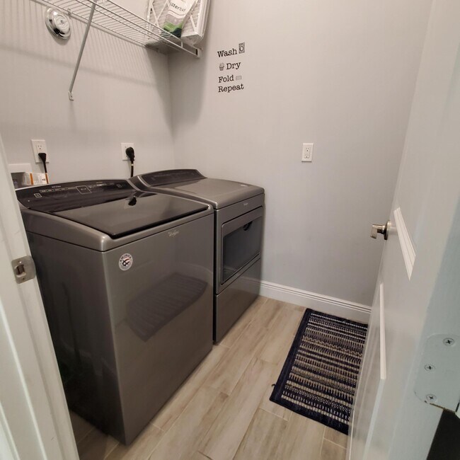 Building Photo - 2161 SE Sunflower St