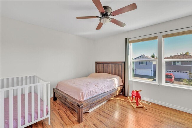 Building Photo - Stylish Yelm Home with A/C, Butcher Block Counters & Fully Fenced Yard!