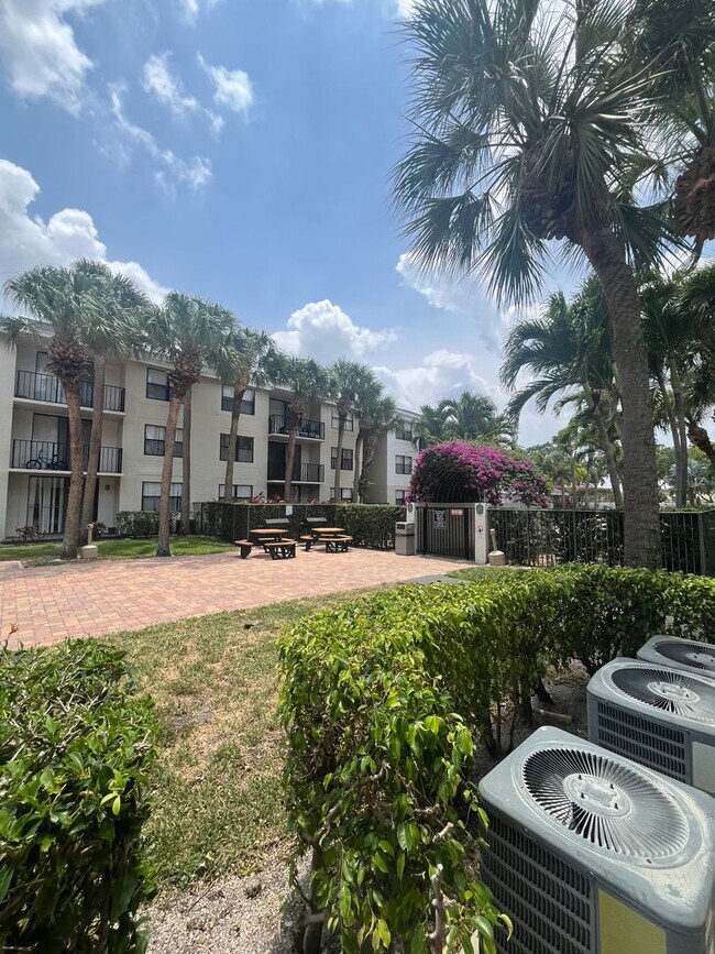 Building Photo - 706 Executive Center Dr