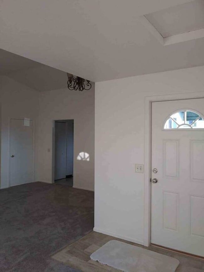 Building Photo - 3 bedroom 2 bath home close to downtown