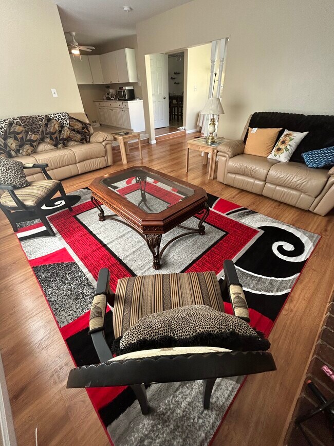 Building Photo - 937 Edgehill Dr