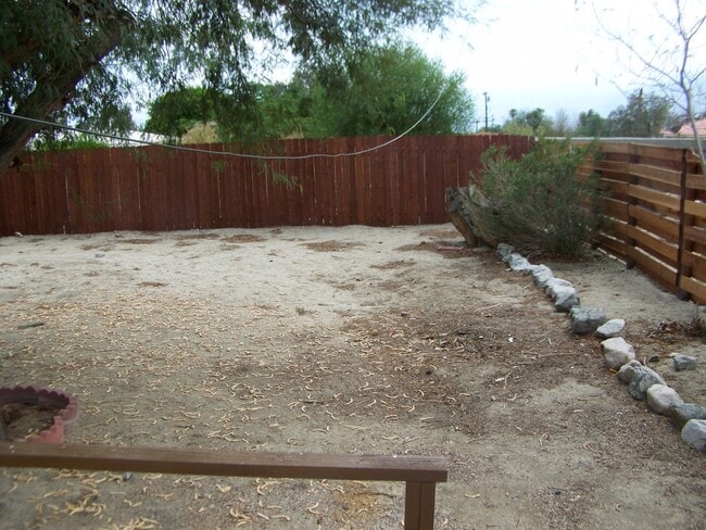 Building Photo - 2 Bed +1 Bath SINGLE FAMILY HOME + HUGE ba...