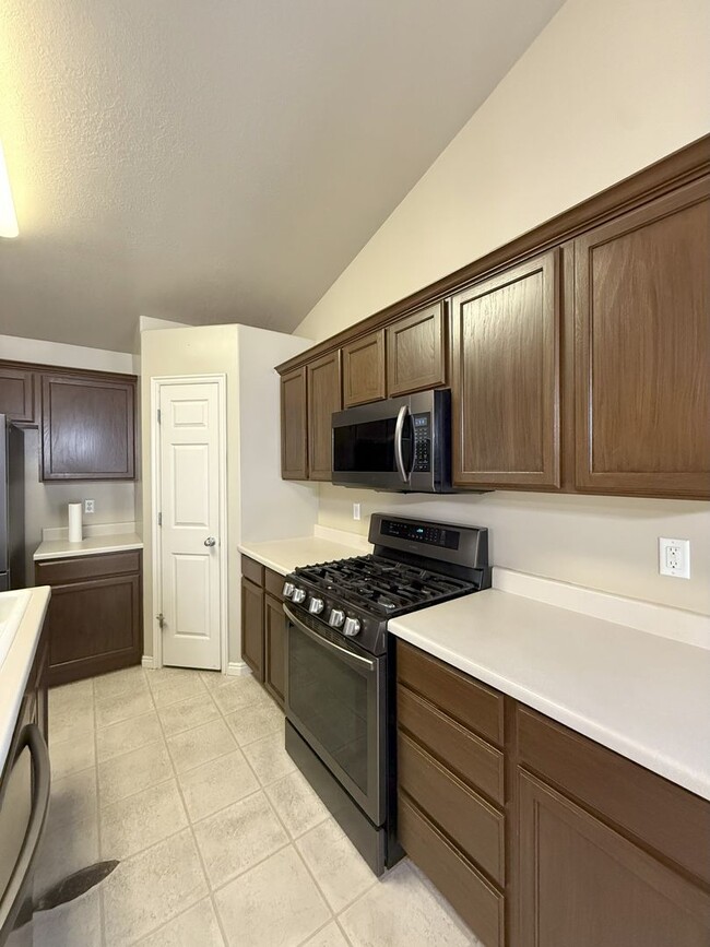 Building Photo - Your Perfect 5-Bedroom Retreat in Harrisvi...