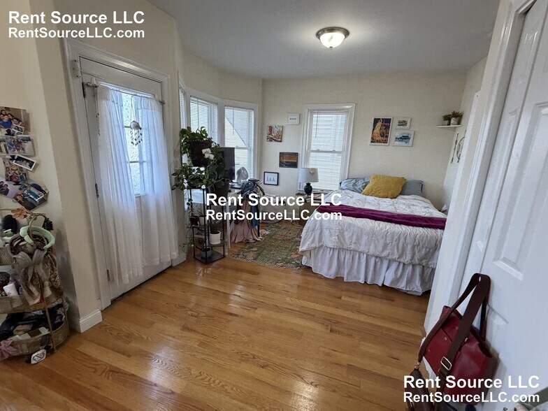 Building Photo - 537 Main St