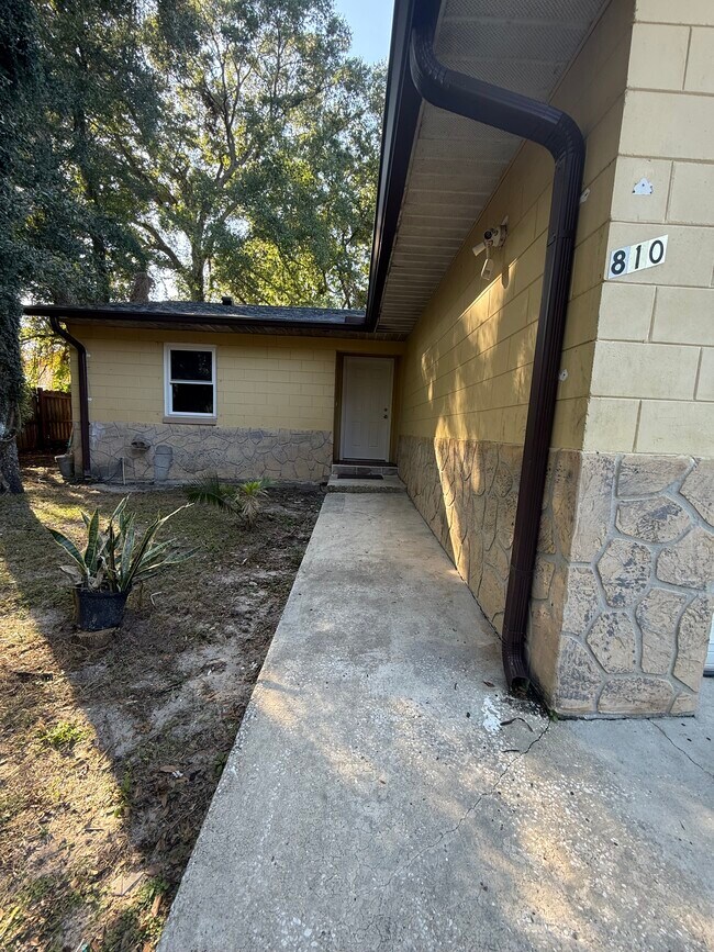 Building Photo - 810 N Hudson St