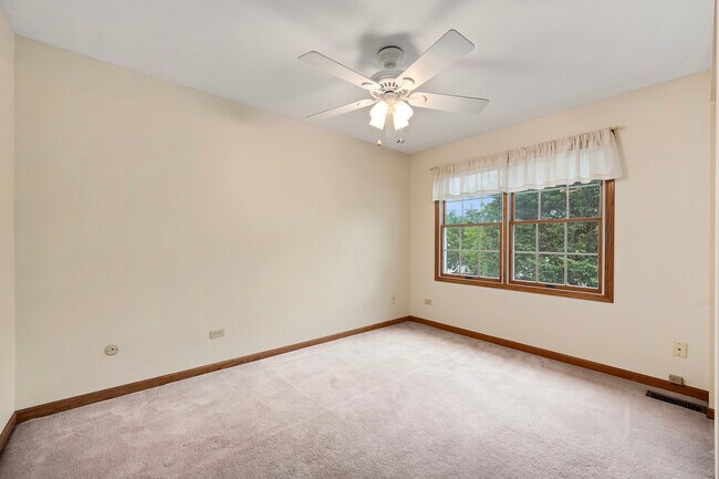 Building Photo - 1015 Claremont Dr