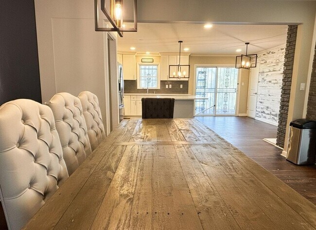 Building Photo - Charming 3BR Condo in Atlanta