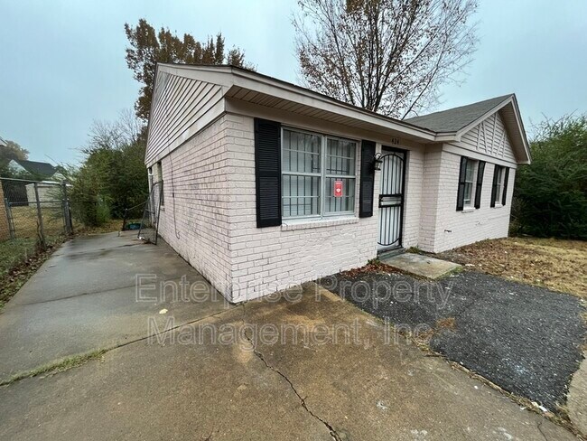 Building Photo - 424 Deerskin Dr