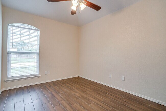 Building Photo - Charming, updating 3 bedroom home in east Fort Worth
