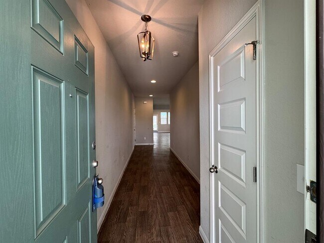 Building Photo - 209 Pitchfork Dr